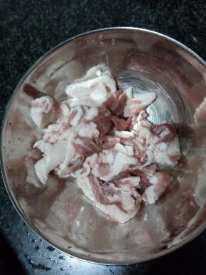 猪肉洗好后切片，用豆瓣酱和生粉调和，腌5分钟左右