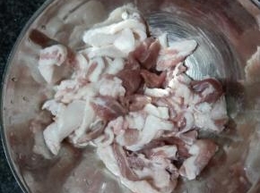 猪肉洗好后切片，用豆瓣酱和生粉调和，腌5分钟左右