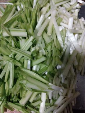 韭黄洗好后切成段