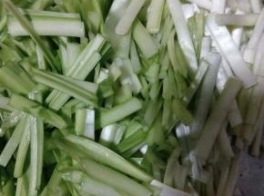 韭黄洗好后切成段