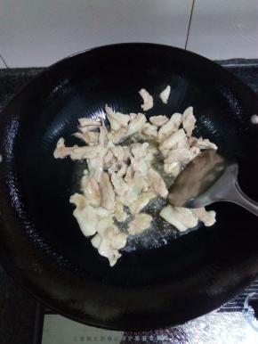 炒锅烧热，倒入食用油，油开后放上肉片翻炒