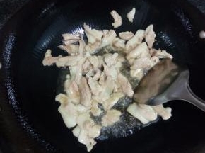 炒锅烧热，倒入食用油，油开后放上肉片翻炒