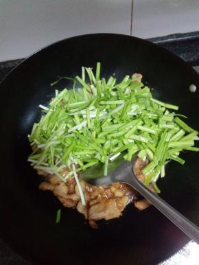 肉片炒变色后倒入韭黄，加热至熟，放盐调味翻炒均匀出锅