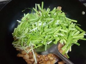 肉片炒变色后倒入韭黄，加热至熟，放盐调味翻炒均匀出锅