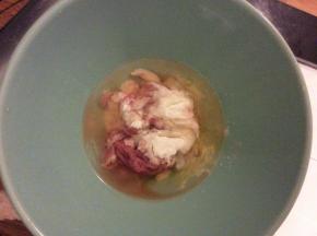 里脊肉切丝，用生粉和鸡蛋腌制