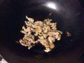 锅中少油，放上里脊肉快速滑开翻炒出锅