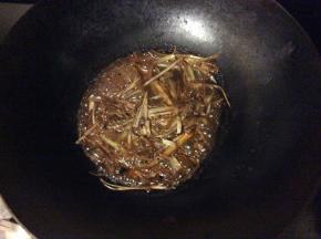 锅中剩油，放上甜面酱翻炒，撒上葱丝