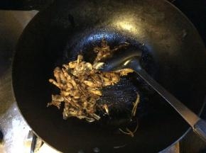 倒入肉丝翻炒