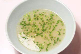 取一两猪油，几段葱花，一勺高汤，一小撮盐打底