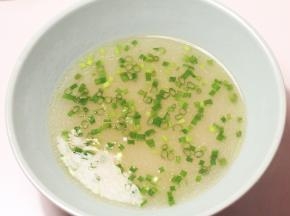 取一两猪油，几段葱花，一勺高汤，一小撮盐打底