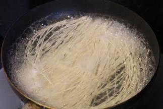 一把细面入锅，大火煮2-4分钟，加一勺冷水中火煮1-2分钟