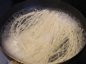 一把细面入锅，大火煮2-4分钟，加一勺冷水中火煮1-2分钟