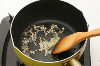 锅中倒少许油，放入姜丝、蒜粒爆香