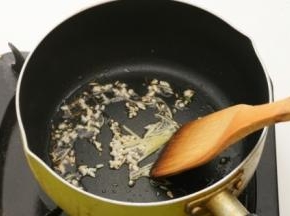 锅中倒少许油，放入姜丝、蒜粒爆香