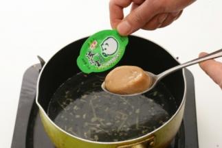 倒入大约750毫升水，并放入浓汤宝1块。倒入猪血条，大火煮约6～8分钟