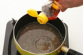 汤中淋入香油