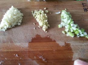 将猪肝泡水，去除血水；猪腰清洗后直接打成花刀后，改刀成片；里脊肉切片；葱姜蒜切末备用