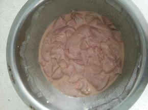 猪肝洗净切片，将里脊和肝尖分开，加入淀粉，料酒，盐腌制；腰花加盐，料酒腌制5-10分钟