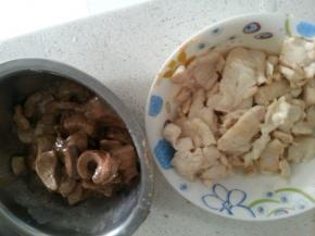 猪肝、猪腰和里脊腌制好后分别过油断生。必须要旺火快炒，尤其是肝尖容易老，一定要快！