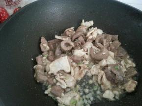 起锅放底油，大火烧热，葱姜爆香，放入葱末，倒入炒断生的主料，翻炒几下，加入酱汁翻炒，使汁水全部都包裹在食材上，出锅