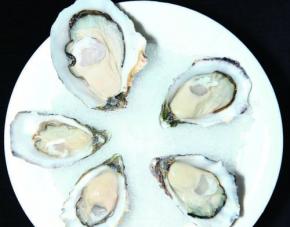 生蚝清理干净，撬开留半壳
