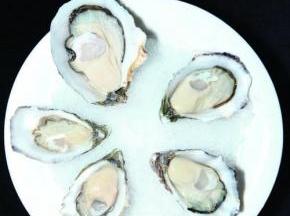 生蚝清理干净，撬开留半壳