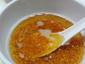 大蒜拍碎剁成蒜蓉，加入少许的麻油，放进微波炉叮30秒