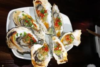 将蒜蓉调和少许生抽，淋在生蚝上，撒上葱花和切成小块的小米辣