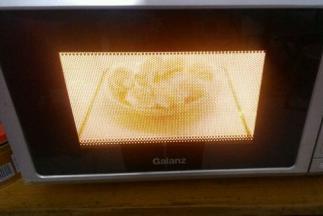 把准备好的生蚝放进微波炉中高火叮3-5分钟即可