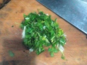 芹菜洗净切碎备用