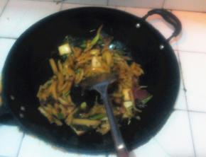 锅中倒油，将米豆腐倒入锅中翻炒，2~3分钟左右倒入芹菜，放适量盐入味