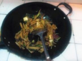 锅中倒油，将米豆腐倒入锅中翻炒，2~3分钟左右倒入芹菜，放适量盐入味