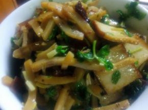 芹菜炒熟后出锅，香喷喷的米豆腐就做好了