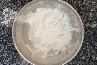 准备适量红薯粉，以1:5-1:6的比例加入清水