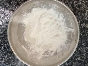准备适量红薯粉，以1:5-1:6的比例加入清水