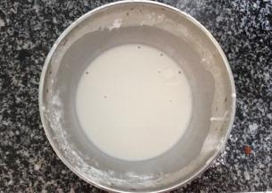 将红薯粉和清水搅拌调和成水状