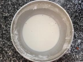 将红薯粉和清水搅拌调和成水状