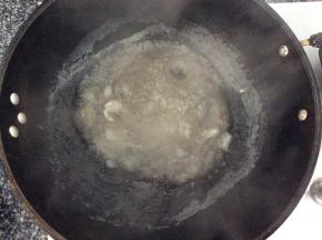 锅中烧水，水开后把调好的水淀粉倒入锅中，用筷子不停的搅拌，使水淀粉均匀的凝固呈半透明状