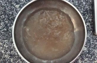 等凉粉冒出气泡，颜色变深，凝固成型后，关火盛到碗中