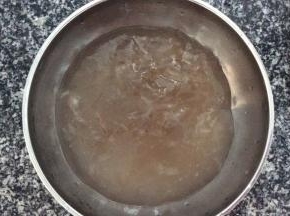 等凉粉冒出气泡，颜色变深，凝固成型后，关火盛到碗中