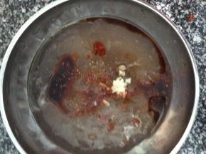 加入蒜末，适量的红油辣椒、盐、香油、胡椒粉、酱油和醋，趁热开吃吧