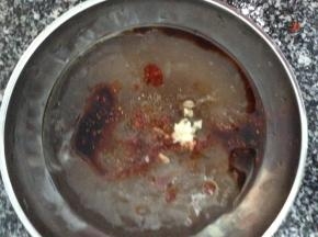 加入蒜末，适量的红油辣椒、盐、香油、胡椒粉、酱油和醋，趁热开吃吧