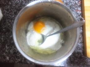 取适量面粉，将鸡蛋打散，加入少许清水调和成面糊，不要太稠也不宜太稀，适中就好