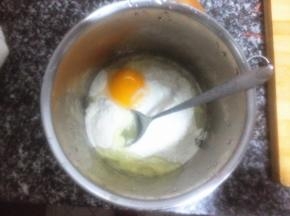 取适量面粉，将鸡蛋打散，加入少许清水调和成面糊，不要太稠也不宜太稀，适中就好