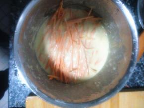 把切好的红薯条放入面糊中，使红薯条充分的包裹上一层面糊