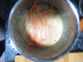 把切好的红薯条放入面糊中，使红薯条充分的包裹上一层面糊