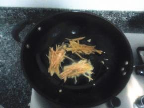 锅中热油，转小火把红薯条放入油锅煎炸