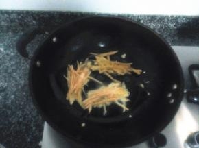 锅中热油，转小火把红薯条放入油锅煎炸