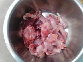 兔子洗干净，切成小块放入姜片、葱段，加入少许料酒、盐，腌制兔肉15分钟左右