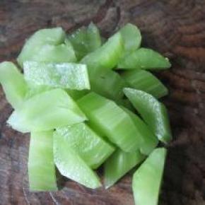 青笋去皮切丁，准备适量花椒和干辣椒